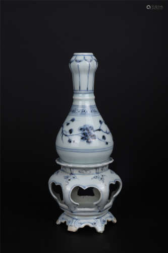 A BLUE AND WHITE FLORAL GARLIC-HEAD-SHAPED VASE AND STAND