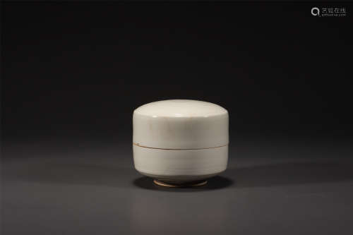 A DING WARE CIRCULAR BOX AND COVER