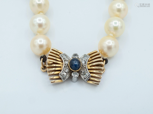 A cultures pearls necklace with an 18k. yellow gold, sa