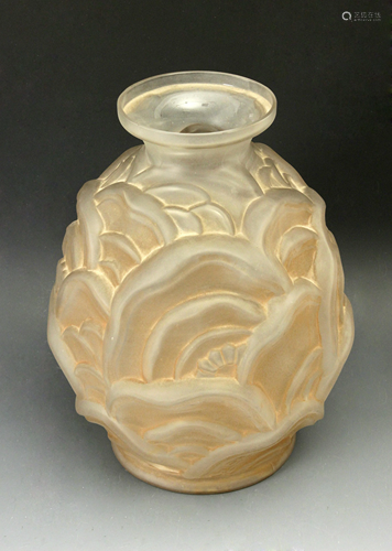 Charles Catteau. An Art-DÃ©co glass vase