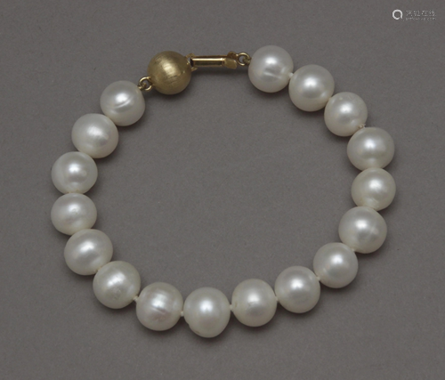 A freshwater pearls bracelet with a yellow gold clasp