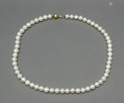 A freshwater pearls necklace with an 18k. yellow gold