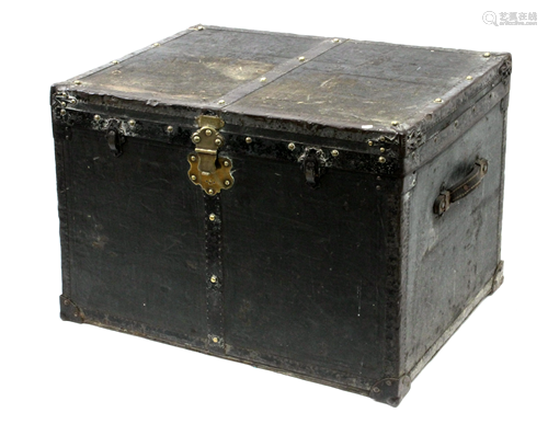 An early 20th century travel chest