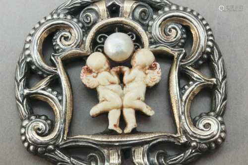 Ramon Sunyer ClarÃ . A silver and gold pendant