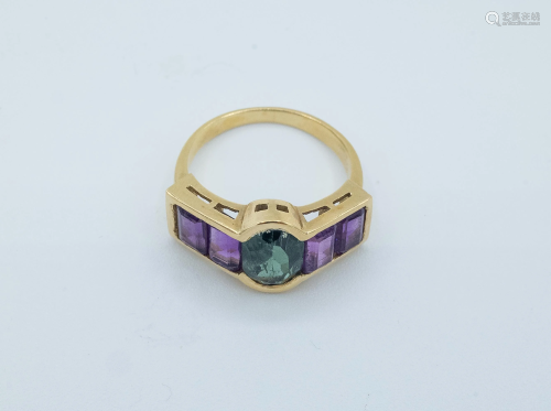 An 18k. yellow gold ring with a verdelite and amethysts