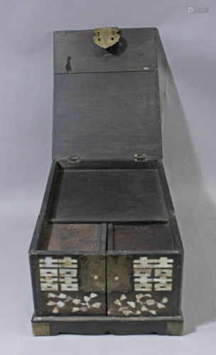 A Chinese carriage box circa 1900