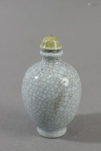 A 20th century Chinese snuff bottle in craquelÃ©