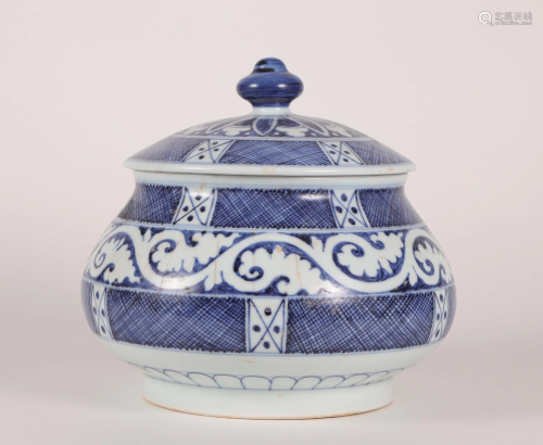 CHINESE PORCELAIN BLUE AND WHITE LIDDED JAR