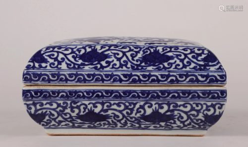 CHINESE PORCELAIN BLUE AND WHITE FLOWER LIDDED SQUARE