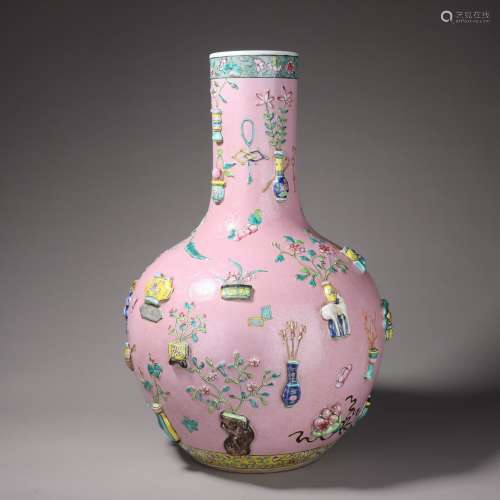 粉彩堆塑博古紋天球瓶