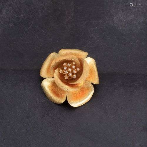 BROCHE en or jaune 750 mm brossé figurant une rose, le pisti...