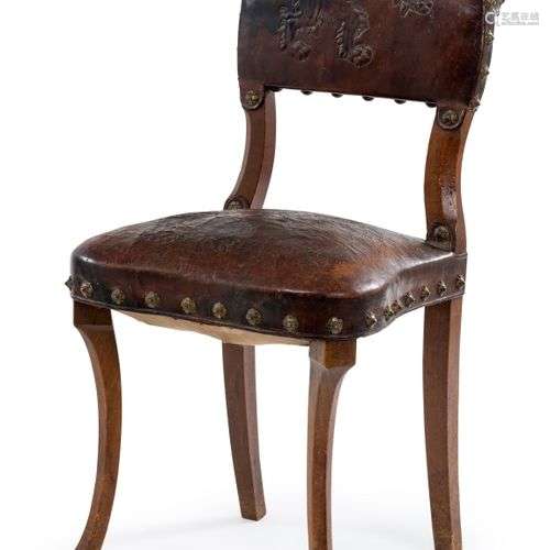 *Curieuse chaise voyeuse en bois et cuir gaufré et clouté (c...