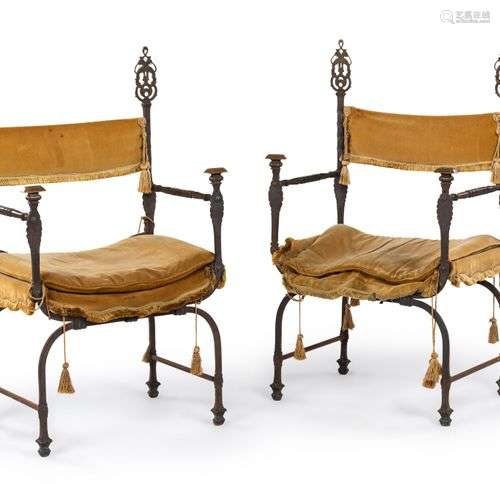 *Paire de fauteuils en fer forgé et bronze à décor de lions ...