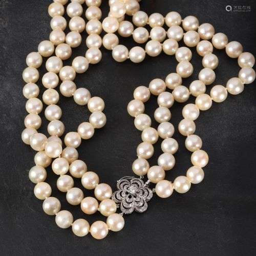 COLLIER de trois rangs de perles de culture, fermoir polylob...