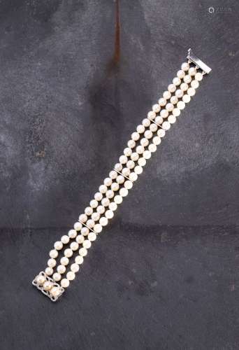 BRACELET en or gris 750mm, à trois rangs de perles de cultur...