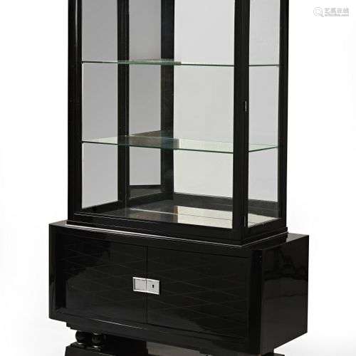 Vitrine à une porte laquée noir à fond miroir, ouvrant par d...