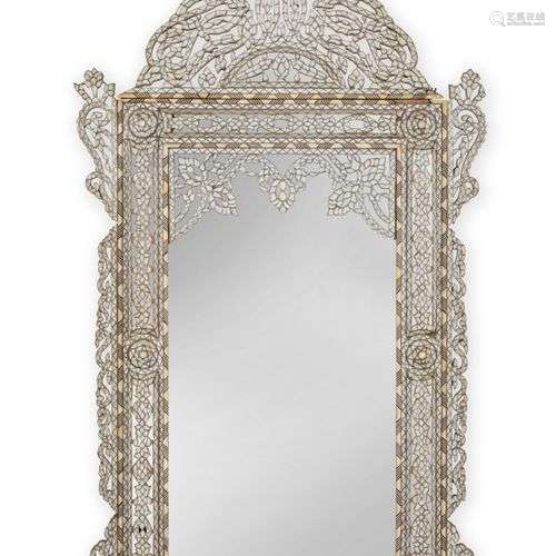 *Grand miroir d'entre-deux en bois, métal, nacre et os à fro...