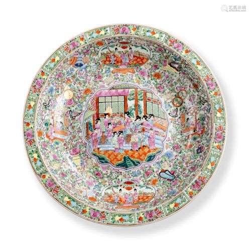 *CHINE, Canton - XXe siècle Grand plat en porcelaine émaillé...