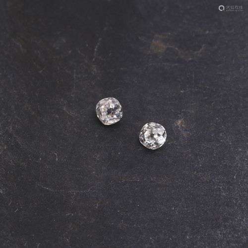 Deux diamants de taille ancienne (appairés) pesant au total,...