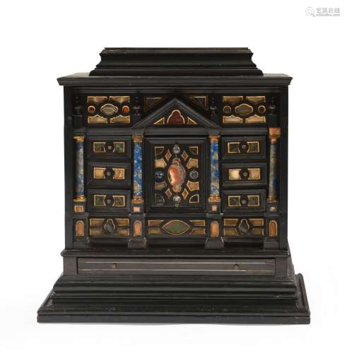 Petit cabinet en ébène et bois teinté noir en forme de templ...