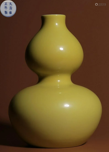 YONGZHENG MARK YELLOW GLAZE GOURD VASE