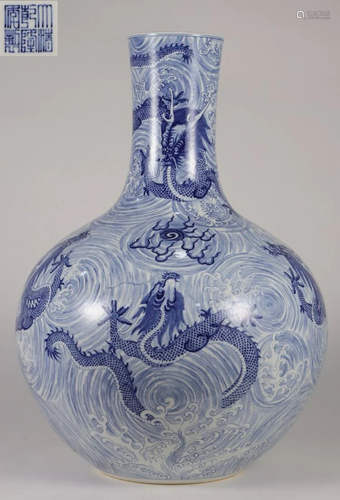 QIANLONG MARK BLUE WHITE GLAZE DRAGON PATTERN V…