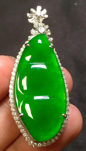 ICY GREEN JADEITE PEA PATTERN PENDANT