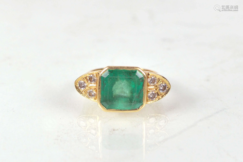 Men's gold ring with emerald