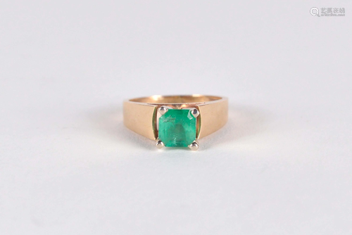 10 kt yellow gold moman's ring set with an emerald