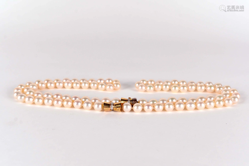 Cultured Akoya pearls necklace with two 14 kt gold