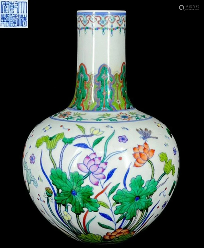 QIANLONG MARK DOUCAI GLAZE LOTUS PATTERN VASE