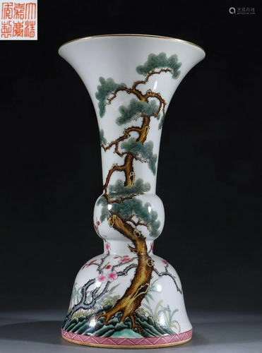 FAMILLE ROSE FLOWER PINE PATTERN VASE