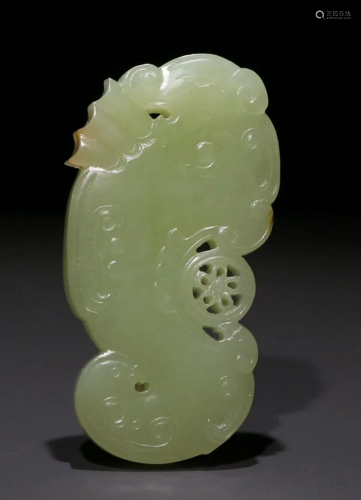 YELLOW JADE SEAHORSE SHAPE PENDANT