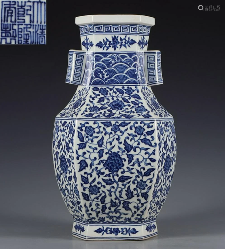 QIANLONG MARK BLUE&WHITE GLAZE VASE