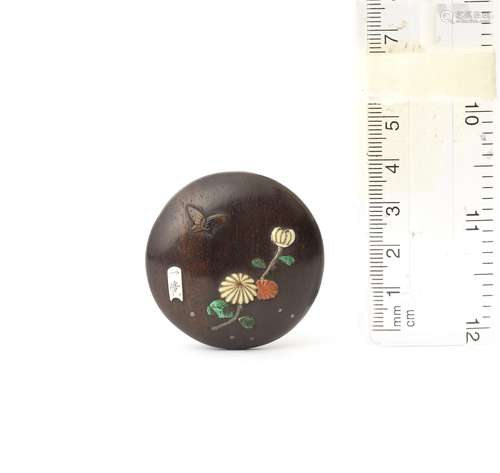 A wood manju netsuke By Kazuhiro, late 19th century