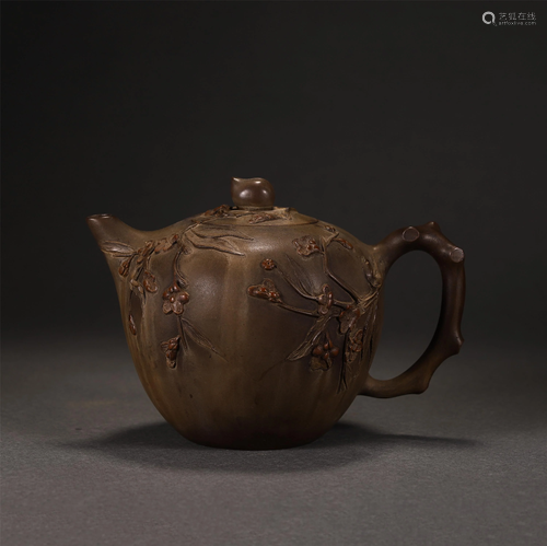 A CHINESE ENGRAVED FLOWERS YIXING CLAY TEA POT