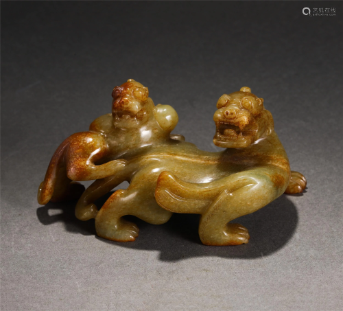A CHINESE JADE CARVED DOUBLE-DRAGONS DECORATION