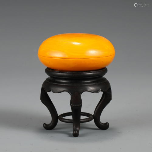 A CHINESE YELLOW GLASS CIRCULAR BOX AND COVER