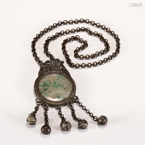 A CHINESE JADEITE INLAID PENDANT WITH CHAIN STRING
