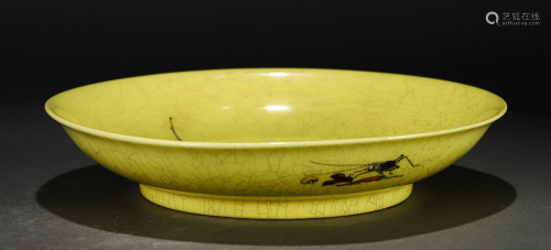 A CHINESE YELLOW GROUND FAMILLE ROSE PORCELAIN PLATE