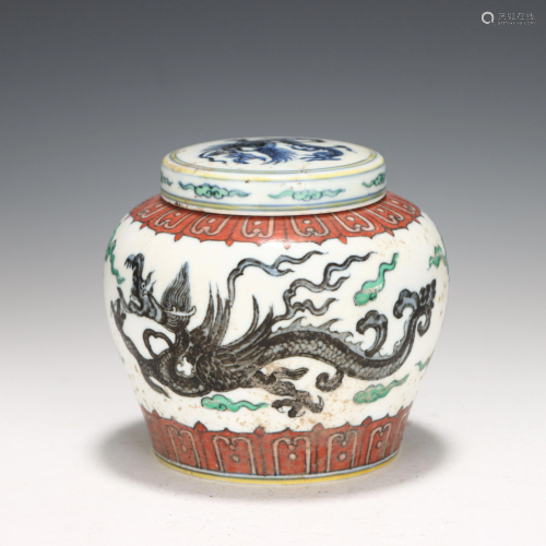 A CHINESE DOU-CAI DRAGON PORCELAIN JAR AND COVER