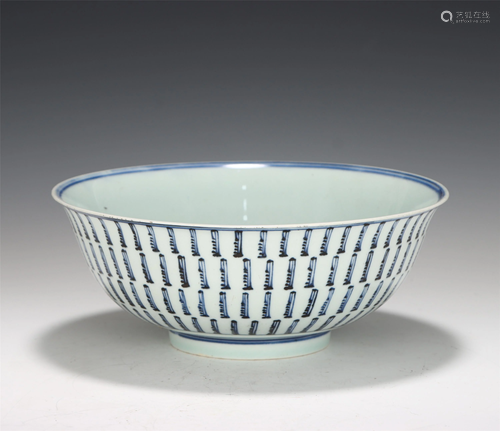 A CHINESE BLUE AND WHITE PORCELAIN BOWL