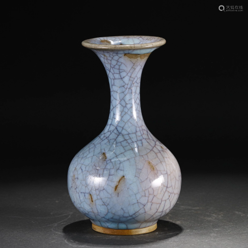 A CHINESE CRACK GLAZED PORCELAIN VASE WITH A PLATE