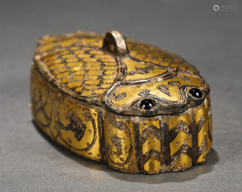 A CHINESE GOLD&SILVER DECORATED BEAST-SHAPED BOX