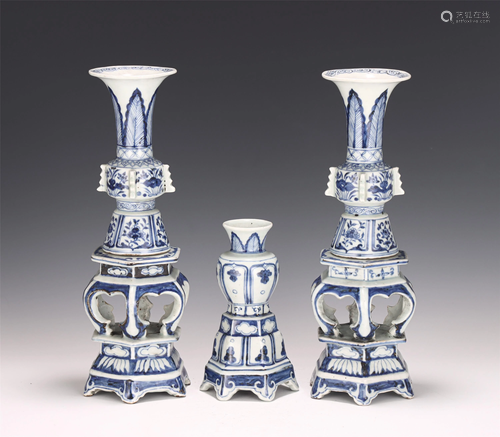 A GROUP OF THREE CHINESE BLUE AND WHITE PORCELAIN VASES