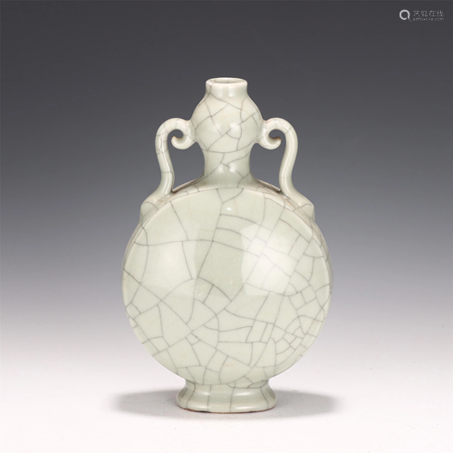 A CHINESE GE-TYPE PORCELAIN DOUBLE-GOURDS MOO…