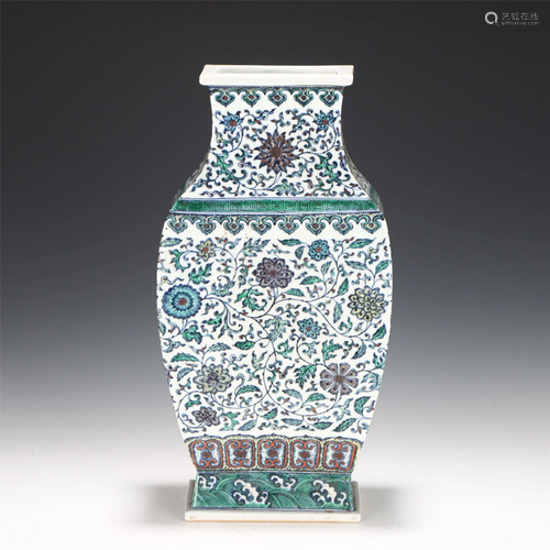 A CHINESE DOU-CAI PORCELAIN SQUARE VASE