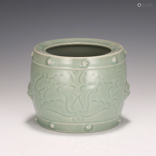 A CHINESE YUE-TYPE GLAZED FLORAL PORCELAIN WASHER