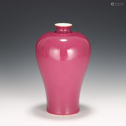 A CHINESE MONOCHROME GLAZED PORCELAIN VASE