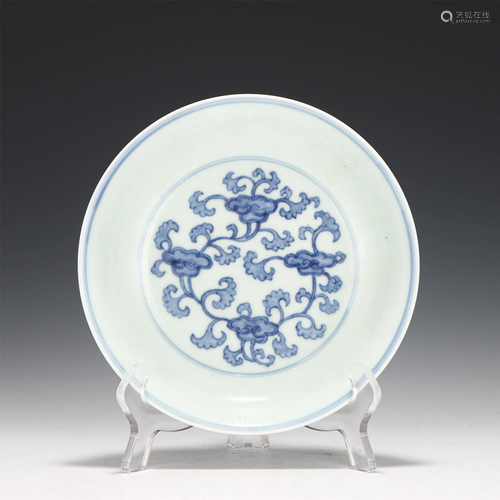 A CHINESE BLUE AND WHITE PORCELAIN PLATE